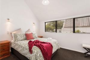 Postel nebo postele na pokoji v ubytování Funky Spacious 2Bdrms 2Bthrms Free Covered Park.