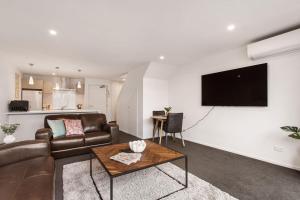 TV a/nebo společenská místnost v ubytování Funky Spacious 2Bdrms 2Bthrms Free Covered Park.