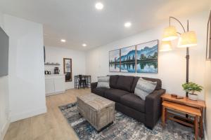 Un lugar para sentarse en Quaint 1 BD 1 BTH Guest Home Minutes from Gonzaga