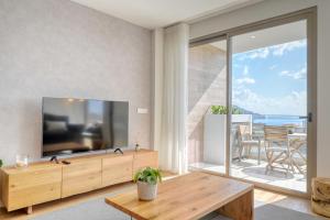 TV a/nebo společenská místnost v ubytování The Place by Nicolene, a Home in Madeira