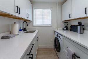 Una cocina o cocineta en Quaint 1 BD 1 BTH Guest Home Minutes from Gonzaga