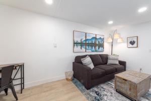Un lugar para sentarse en Quaint 1 BD 1 BTH Guest Home Minutes from Gonzaga