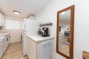 Una cocina o cocineta en Quaint 1 BD 1 BTH Guest Home Minutes from Gonzaga