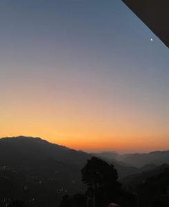a view of the sunset from a mountain at Sun Rise View at Twin Oaks' in Kasauli