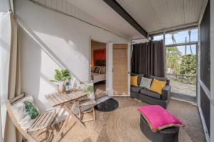 Χώρος καθιστικού στο Beachside Bliss 1 miles to the beach with heated pool +10 φωτογραφίες