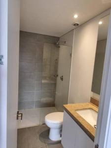 uma casa de banho com um WC, um chuveiro e um lavatório. em Loft en Centro Internacional con Vista Increíble em Bogotá