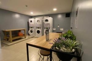 um quarto com uma mesa e duas máquinas de lavar roupa em Loft en Centro Internacional con Vista Increíble em Bogotá