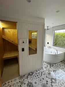 Koupelna v ubytování Luxury Finca el Ensueño, casa entera, con Sauna, Jacuzzi, BBQ y Caballos