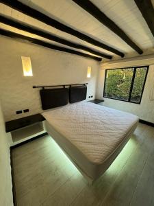 Postel nebo postele na pokoji v ubytování Luxury Finca el Ensueño, casa entera, con Sauna, Jacuzzi, BBQ y Caballos