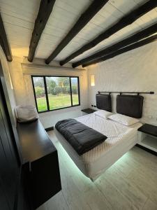 Postel nebo postele na pokoji v ubytování Luxury Finca el Ensueño, casa entera, con Sauna, Jacuzzi, BBQ y Caballos