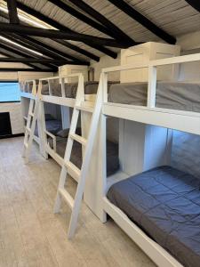 Palanda nebo palandy na pokoji v ubytování Luxury Finca el Ensueño, casa entera, con Sauna, Jacuzzi, BBQ y Caballos
