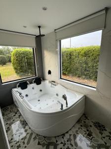Koupelna v ubytování Luxury Finca el Ensueño, casa entera, con Sauna, Jacuzzi, BBQ y Caballos