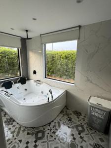 Koupelna v ubytování Luxury Finca el Ensueño, casa entera, con Sauna, Jacuzzi, BBQ y Caballos