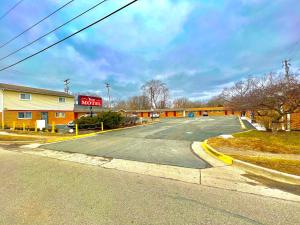 an empty street in front of a fast food restaurant at Your Motel in Ypsilanti