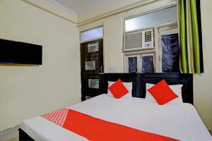 Ліжко або ліжка в номері OYO Flagship Hotel Wamson Alpha Co living Stays