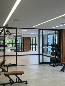 un gimnasio con pesas en medio de una habitación en Salinas premium resort en Salinópolis