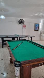 - deux tables de ping-pong dans une pièce avec un billard dans l'établissement Suíte Búzios, à Búzios