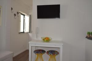 TV a/nebo společenská místnost v ubytování Acolhedor Apartamento Em Alfama