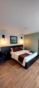 ein Schlafzimmer mit einem großen Bett in einem Zimmer in der Unterkunft Terra Luna Lodge in Tena