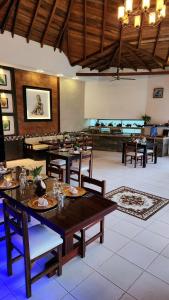 een eetkamer met tafels en stoelen in een restaurant bij Terra Luna Lodge in Tena