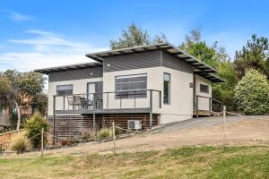 uma casa no lado de uma colina em Ocean View Cottages in Dover, Far South Tasmania em Dover