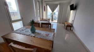 a living room with a table with a vase on it at Amanecer del Golfo in Puerto Madryn