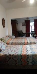 um quarto com duas camas e uma mesa num quarto em Casa Pato em Mariano J. Haedo