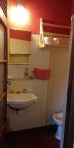 y baño con lavabo y aseo. en Casa Pato en Mariano J. Haedo