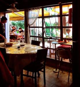 uma sala de jantar com uma mesa e cadeiras e uma janela em Casa Pato em Mariano J. Haedo