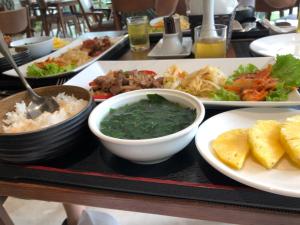 a tray with plates of food on a table at Hoa Hồng Hotel Sơn La in Sơn La