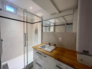 La salle de bains est pourvue d'un lavabo et d'une douche. dans l'établissement Le 46 Magenta - Grand Duplex en hypercentre, à Poitiers