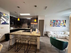 a kitchen and living room with a bar and a couch at Stylish-homes in Fort Worth