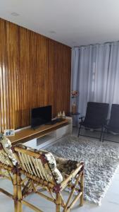 sala de estar con sofá, mesa y sillas en Recanto Orlumahe, en Pardinho