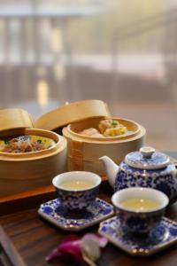 廣州的住宿－广州永庆坊瞻云精选酒店，盘子,盘子上放着碗和茶杯