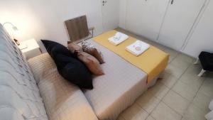 uma cama com duas almofadas num quarto em Ainhoa Beach MDP - A Pasos del Mar em Mar del Plata