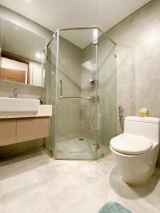 uma casa de banho com um chuveiro, um WC e um lavatório. em Homestay Vinhome Ocean Park R103 em Gia Lâm Pho