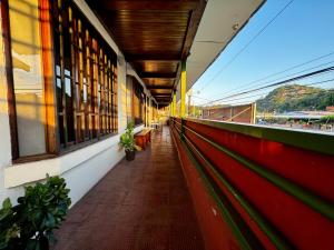 Quepos Inn في كيبوس: مدخل مبنى عليه نباتات الفخار