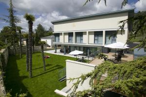an aerial view of a house with a yard at Hotel Spa Niwa in Brihuega
