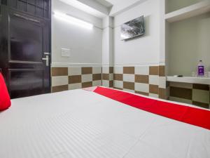 um quarto com uma cama e uma porta preta em OYO Flagship Hotel Green Light em Nova Deli