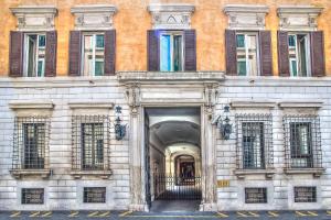 ローマにあるトレヴィ ローマ スイートの窓の多い建物の入口