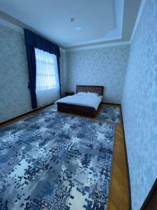 Łóżko lub łóżka w pokoju w obiekcie Qarshi hotel Bahor