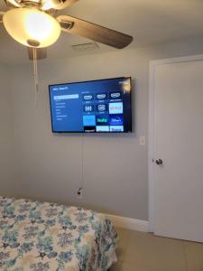 TV i/ili multimedijalni sistem u objektu C & Y Guesthouse