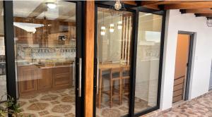 przesuwane szklane drzwi w kuchni w obiekcie Kimsa Wasi I w mieście Otavalo