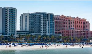 un grupo de personas en una playa con edificios altos en C & Y Guesthouse en Tampa