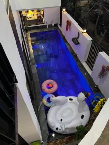 uma piscina numa casa com piscina em The Dragon Villa Hoi An em Hoi An