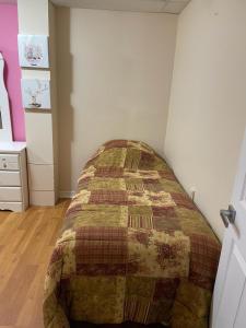 a bedroom with a bed in a room at Cute 2 beds room , for females only in Ottawa