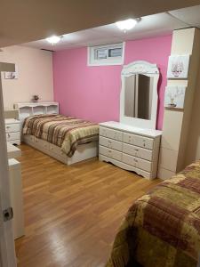 sypialnia z 2 łóżkami i lustrem w obiekcie Cute 2 beds room , for females only w mieście Ottawa