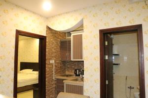 uma pequena sala com uma cozinha e um quarto em Oroub El Forssan em Buraydah