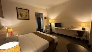 Rúm í herbergi á Bali World Hotel