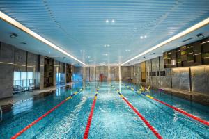 南京的住宿－南京滨江雅高瑞享酒店，大型建筑中的大型游泳池
